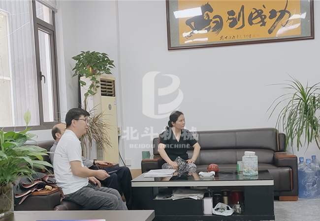 炎炎夏日——歡迎客戶到訪實地考察新型連續(xù)式炭化機(jī)