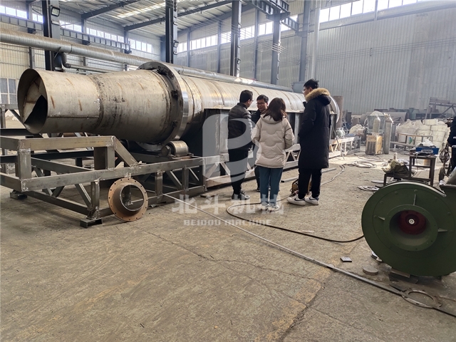 北京考察團(tuán)實地考察鋰離子電池材料炭化機(jī)
