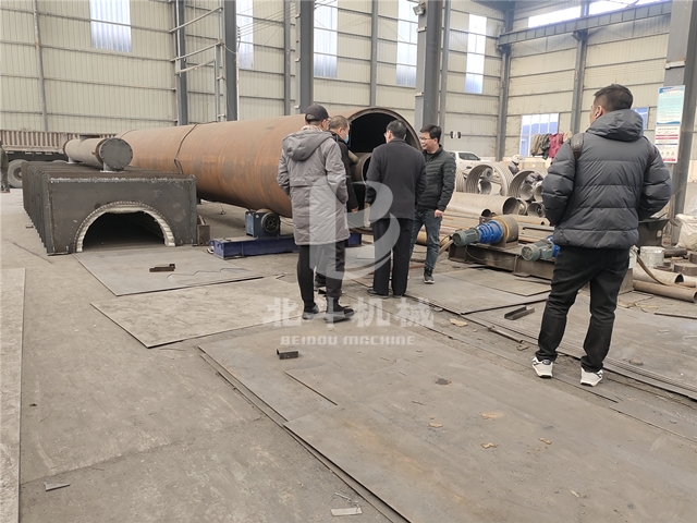 河北客戶來公司實地考察果殼炭化機(jī)