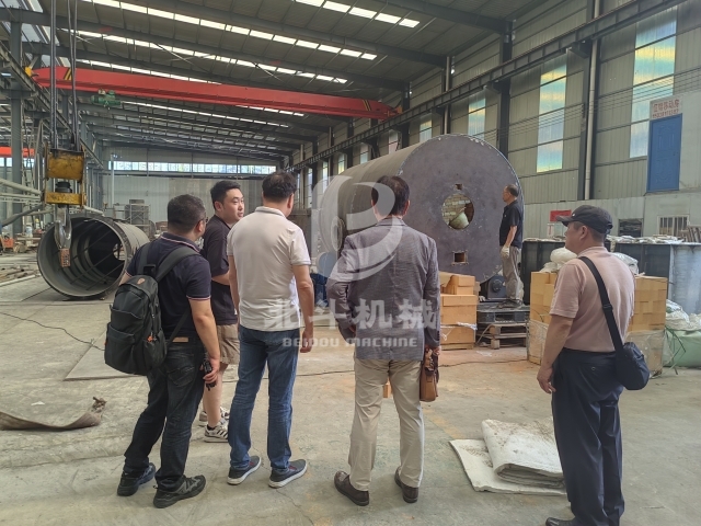 北斗機(jī)械成功吸引韓國客戶深入了解炭化機(jī)品質(zhì)