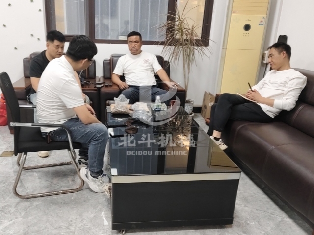 讓設備發(fā)聲,客戶來我廠考察新型炭化機